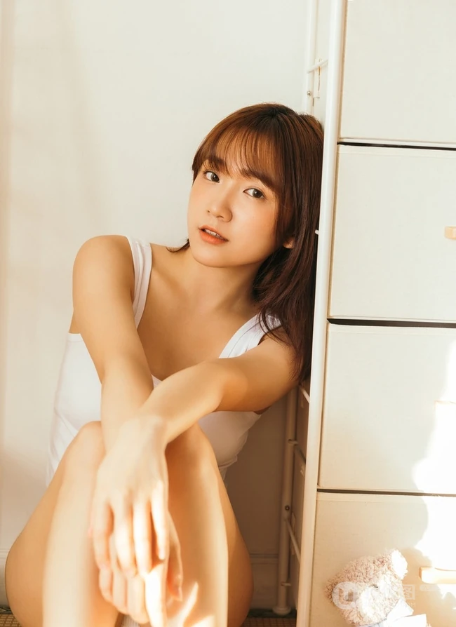 阳光可爱型少女白色背心家居服室内榻榻米写真图片