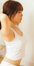 阳光可爱型少女白色背心家居服室内榻榻米写真图片
