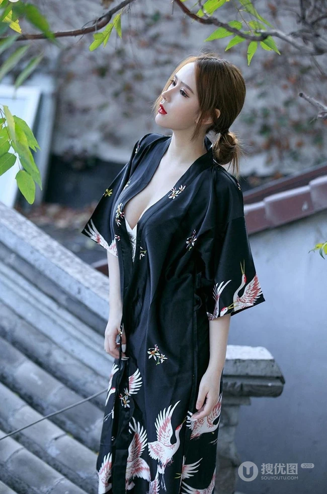 线条女生模特Coral气质连衣裙，睡衣，家居服短裤写真图片集