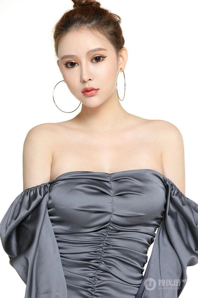 线条女生模特Coral气质连衣裙，睡衣，家居服短裤写真图片集