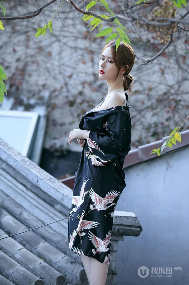 线条女生模特Coral气质连衣裙，睡衣，家居服短裤写真图片集