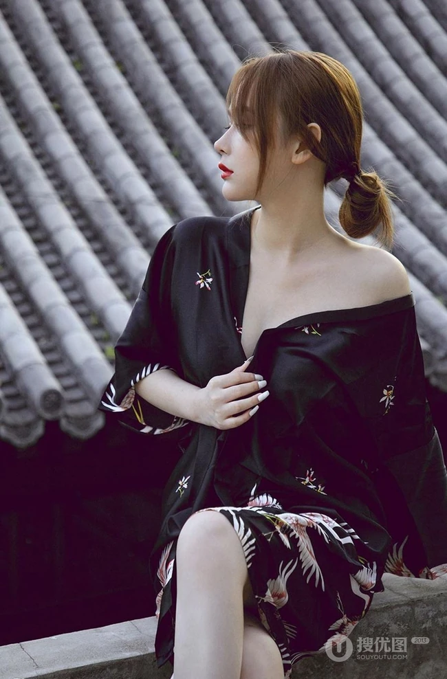 线条女生模特Coral气质连衣裙，睡衣，家居服短裤写真图片集