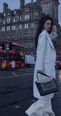 傅菁全白look大衣套装高冷街拍写真图片