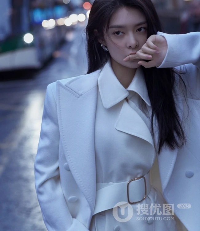傅菁全白look大衣套装高冷街拍写真图片