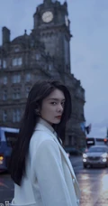 傅菁全白look大衣套装高冷街拍写真图片