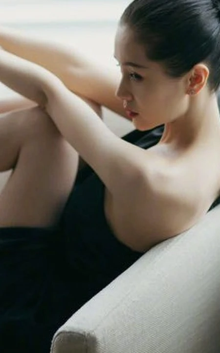 王子文气质黑色露肩装连衣裙沙发写真图片