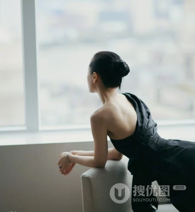 王子文气质黑色露肩装连衣裙沙发写真图片