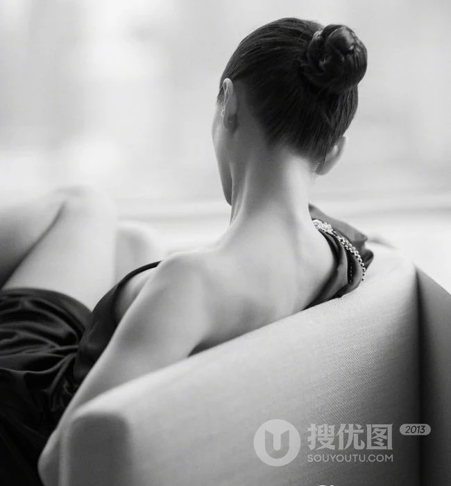 王子文气质黑色露肩装连衣裙沙发写真图片