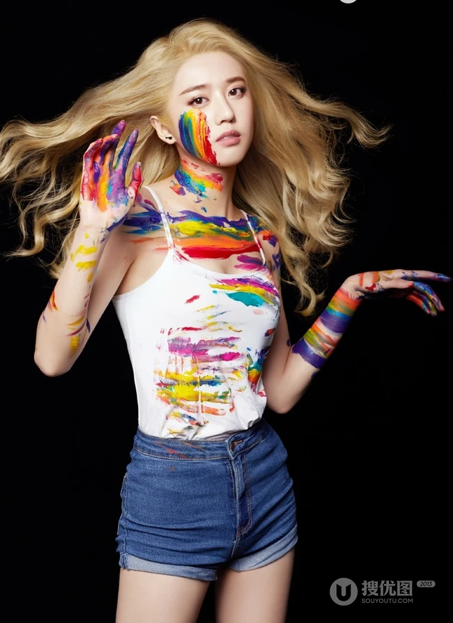 李凯馨彩绘油墨涂身个性写真，紧身白T搭牛仔热裤身材气质