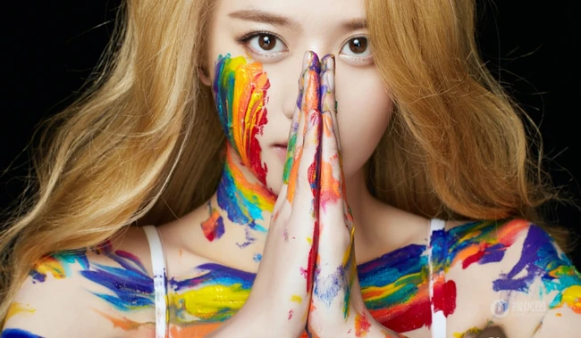 李凯馨彩绘油墨涂身个性写真，紧身白T搭牛仔热裤身材气质