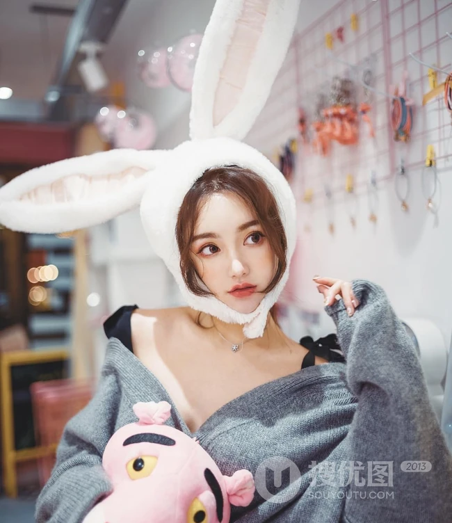 香港女生外号小青蛙户外照片，身材好高颜值