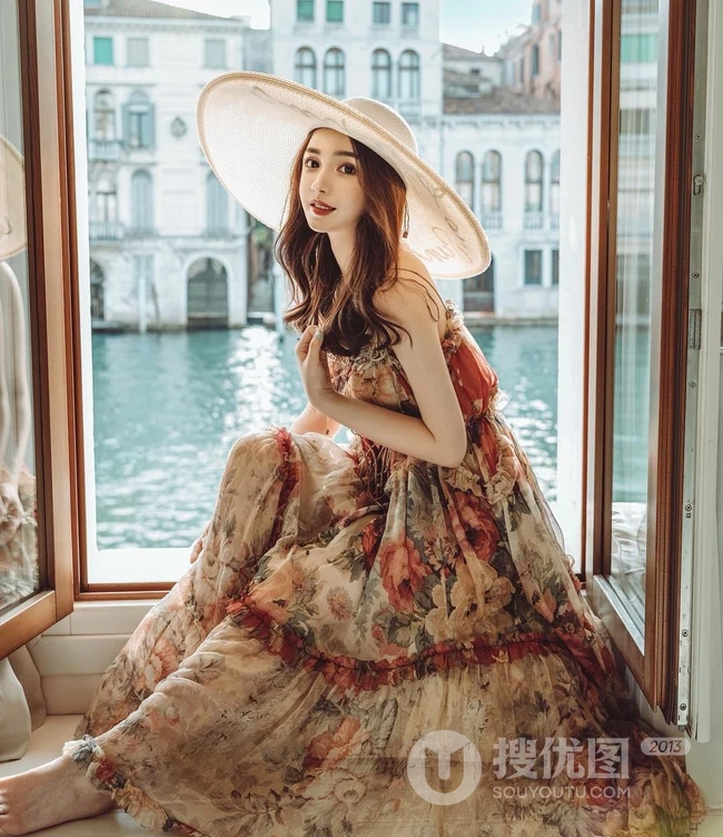 香港女生外号小青蛙户外照片，身材好高颜值