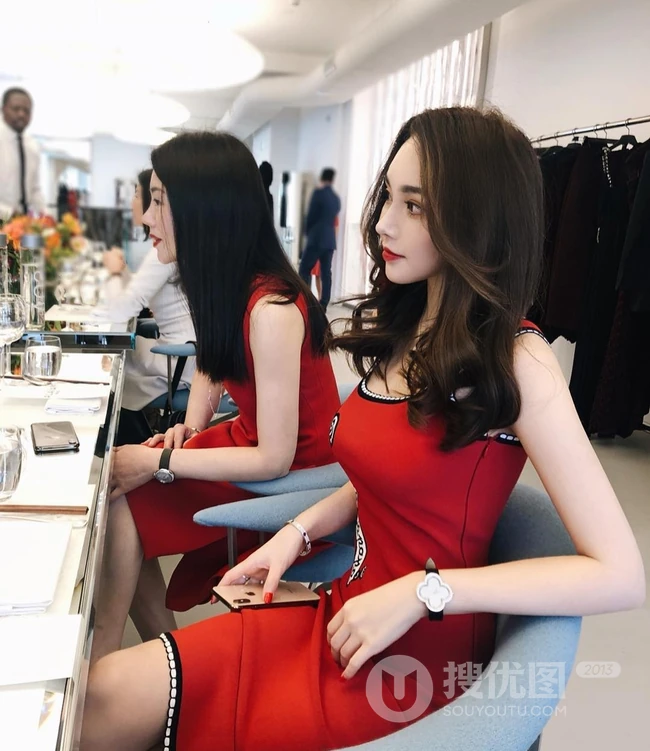 香港女生外号小青蛙户外照片，身材好高颜值
