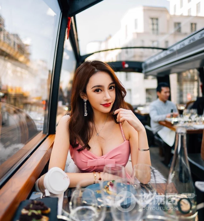 香港女生外号小青蛙户外照片，身材好高颜值