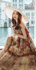 香港女生外号小青蛙户外照片，身材好高颜值