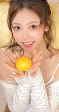 气质可爱小圆脸丸子头女生肩带背心短裤室内写真美图