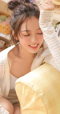 气质可爱小圆脸丸子头女生肩带背心短裤室内写真美图