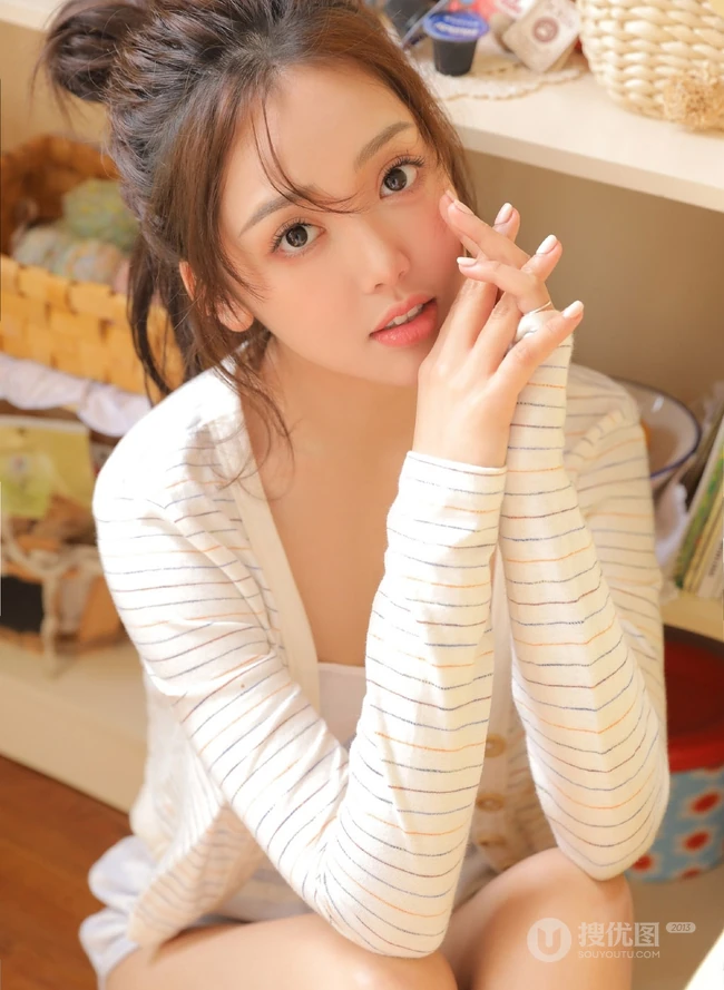 气质可爱小圆脸丸子头女生肩带背心短裤室内写真美图