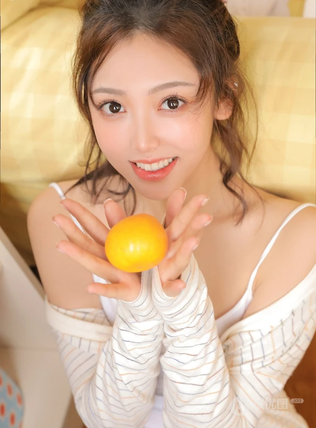 气质可爱小圆脸丸子头女生肩带背心短裤室内写真美图