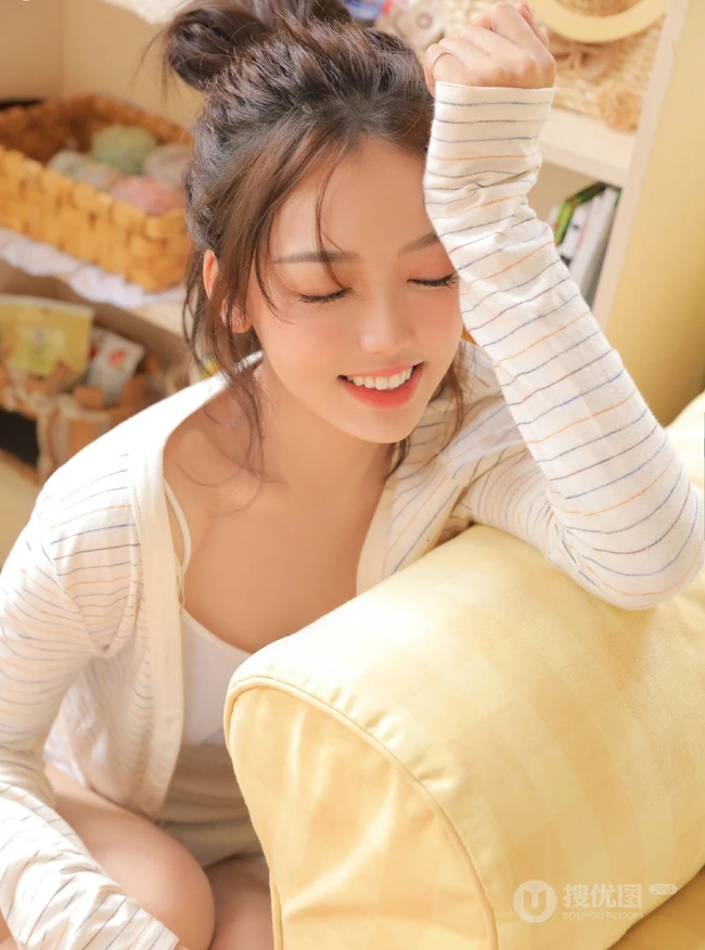 气质可爱小圆脸丸子头女生肩带背心短裤室内写真美图
