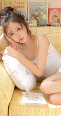 气质可爱小圆脸丸子头女生肩带背心短裤室内写真美图