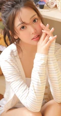 气质可爱小圆脸丸子头女生肩带背心短裤室内写真美图