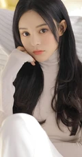清纯高冷气质长发女生高领打底衫配白色长裤室内写真
