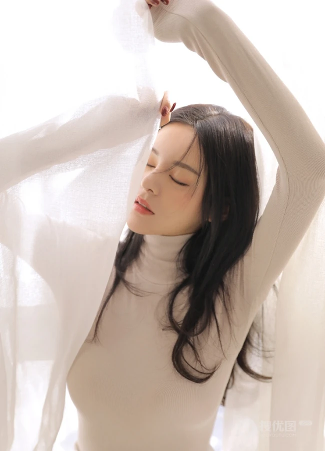 清纯高冷气质长发女生高领打底衫配白色长裤室内写真
