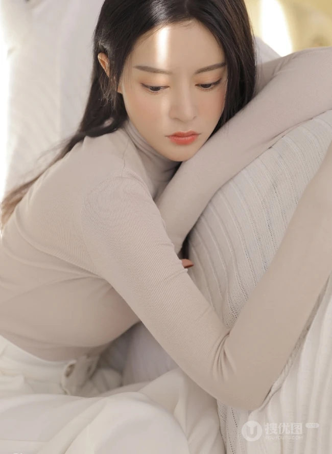 清纯高冷气质长发女生高领打底衫配白色长裤室内写真