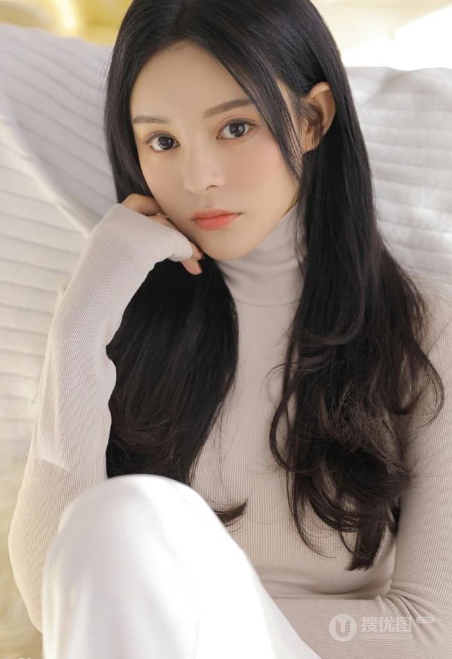 清纯高冷气质长发女生高领打底衫配白色长裤室内写真