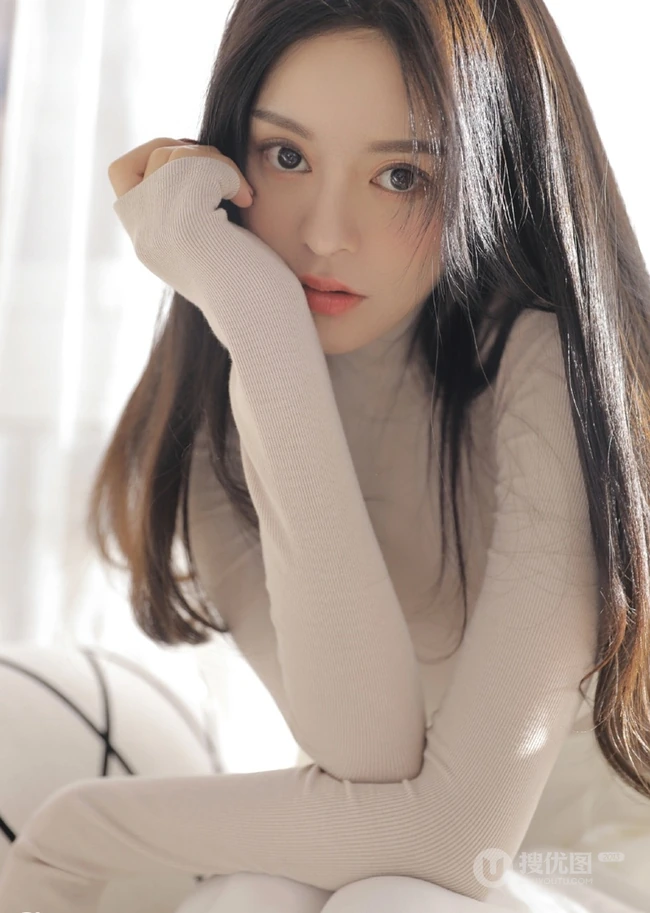 清纯高冷气质长发女生高领打底衫配白色长裤室内写真