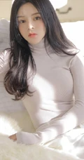 清纯高冷气质长发女生高领打底衫配白色长裤室内写真