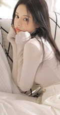 清纯高冷气质长发女生高领打底衫配白色长裤室内写真