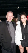 杨幂新颖又好看羽绒服搭配参加活动写真图片