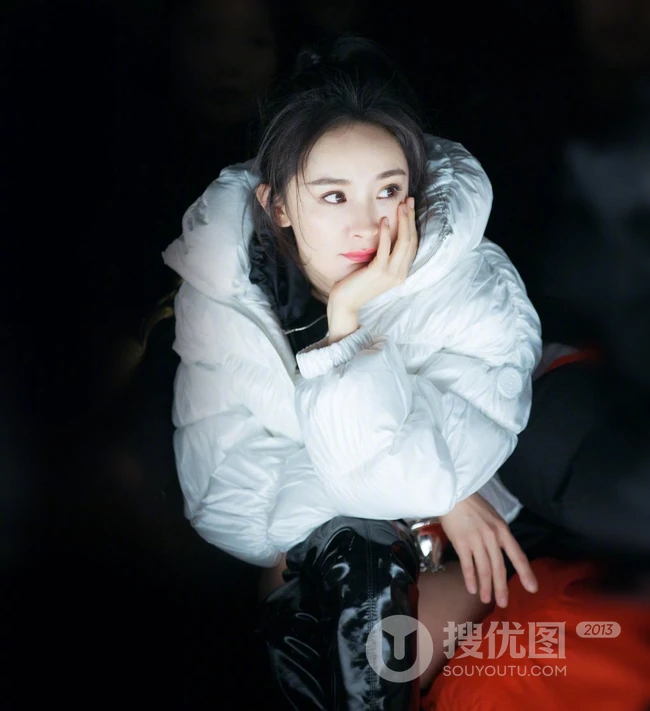 杨幂新颖又好看羽绒服搭配参加活动写真图片