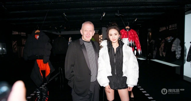 杨幂新颖又好看羽绒服搭配参加活动写真图片