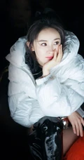 杨幂新颖又好看羽绒服搭配参加活动写真图片
