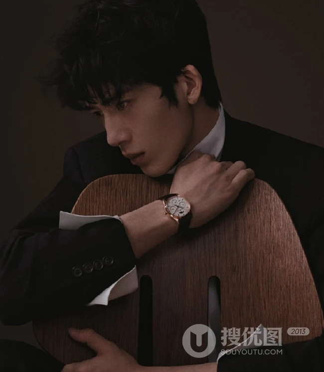井柏然展复古忧郁一面图片，帅气造型登《ELLEMEN》写真杂志