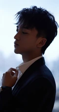 黄子弘凡帅气西装白衬衫参加活动写真图片