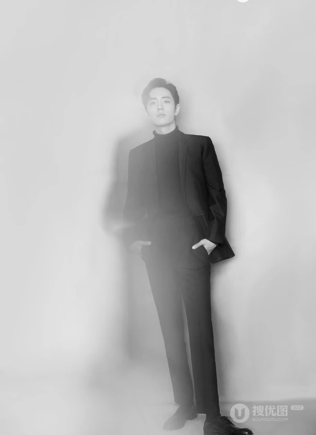 肖战最新图片，肖战帅气西装着身，写真画面朦胧感十足