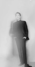 肖战最新图片，肖战帅气西装着身，写真画面朦胧感十足