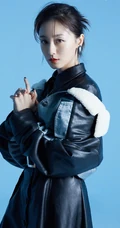 叶青黑色连衣皮裙搭小牛仔上衣时尚潮流写真图片