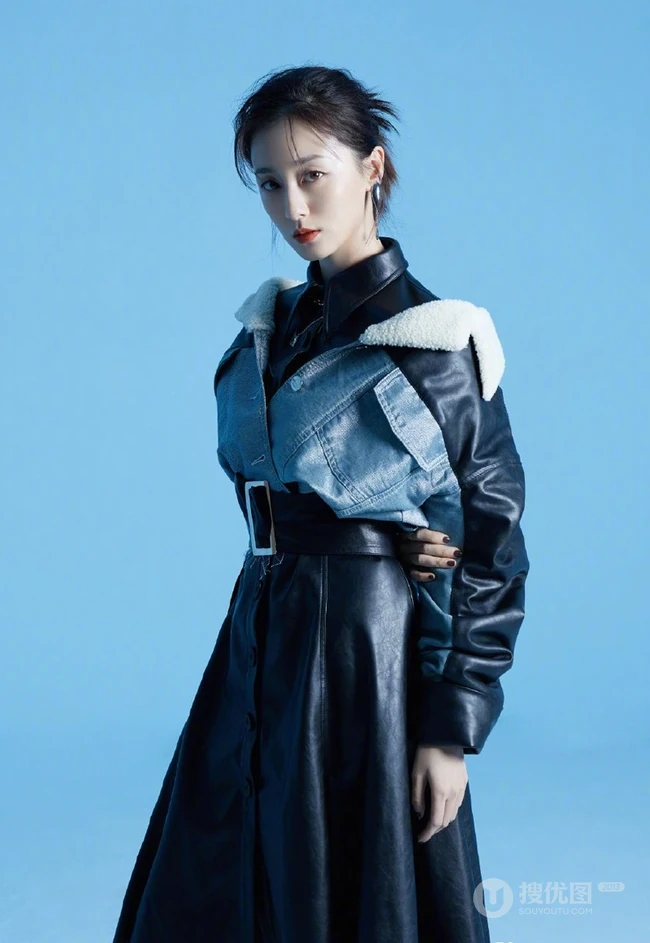 叶青黑色连衣皮裙搭小牛仔上衣时尚潮流写真图片