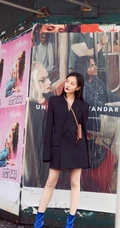 李一桐元气满满街拍写真，黑色大衣配短裤短靴酷美洒脱