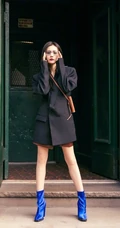 李一桐元气满满街拍写真，黑色大衣配短裤短靴酷美洒脱