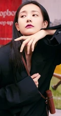 李一桐元气满满街拍写真，黑色大衣配短裤短靴酷美洒脱