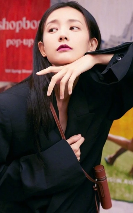 李一桐元气满满街拍写真，黑色大衣配短裤短靴酷美洒脱