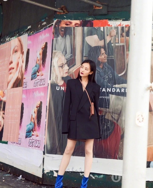 李一桐元气满满街拍写真，黑色大衣配短裤短靴酷美洒脱