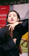 李一桐元气满满街拍写真，黑色大衣配短裤短靴酷美洒脱