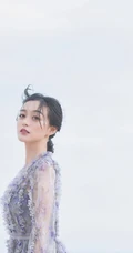 何泓姗化身花间精灵，着浅蓝轻纱连衣长裙优雅动人